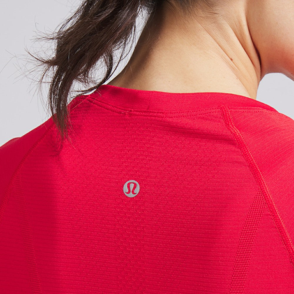 NHL Chicago Blackhawks lululemon Women's Swiftly Tech Short-Sleeve Shirt 2.0 - True Red