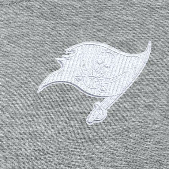 Tampa Bay Buccaneers Antigua Women's Victory Crew Pullover Sweatshirt Heather Gray