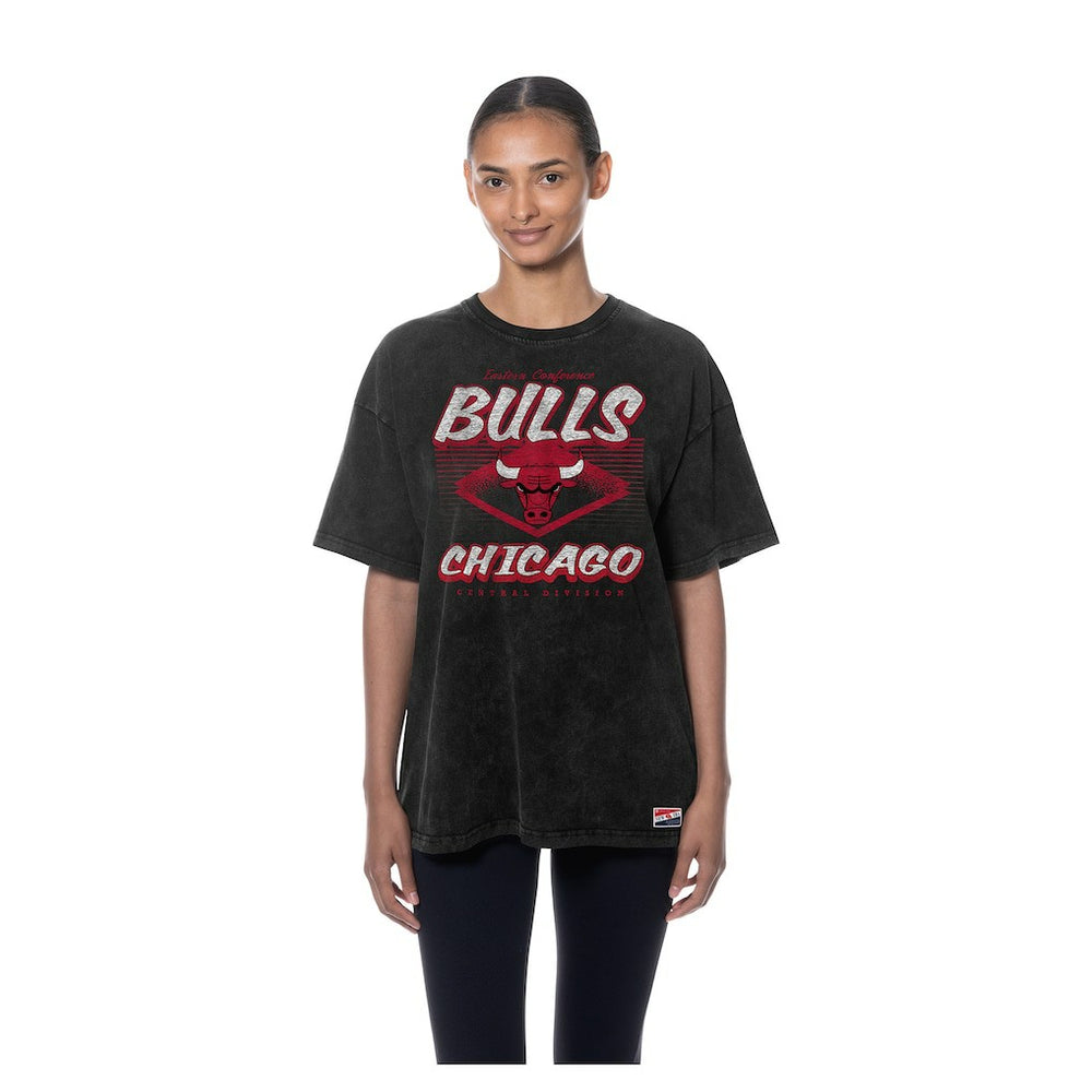 Chicago Bulls Women's Throwback Mineral Wash Oversized T-Shirt Black