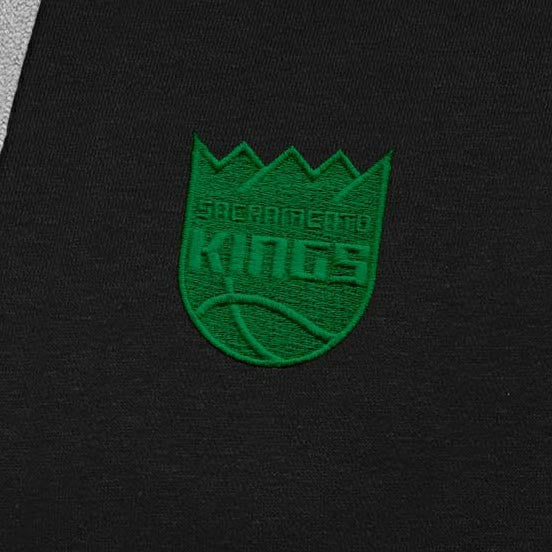 Sacramento Kings Antigua St. Patrick's Day Victory Raglan Pullover Hoodie Black