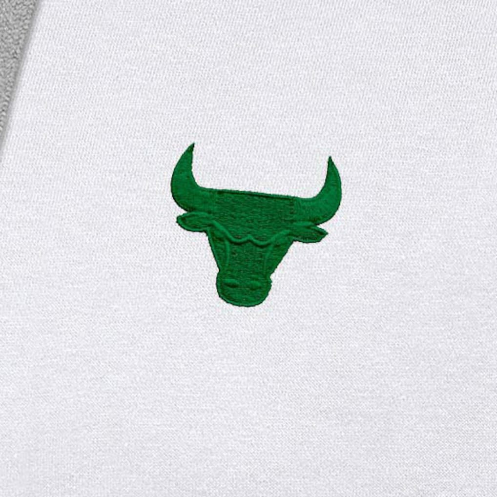Chicago Bulls Antigua St. Patrick's Day Victory Raglan Pullover Hoodie White