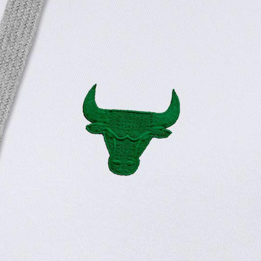 Chicago Bulls Antigua Women's St. Patrick's Day Victory Pullover Hoodie White
