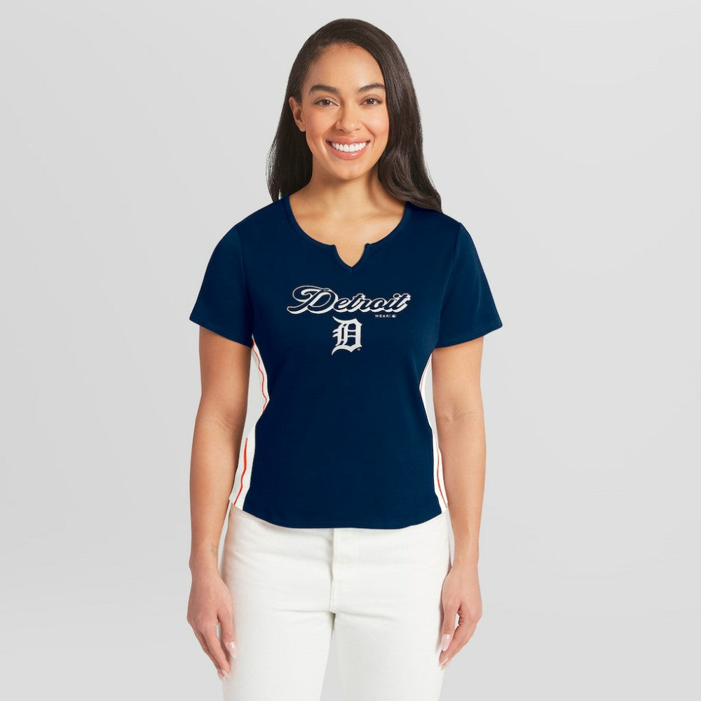 Detroit Tigers WEAR by Erin Andrews Women's Notch Neck Cropped T-Shirt - Navy T-shirts