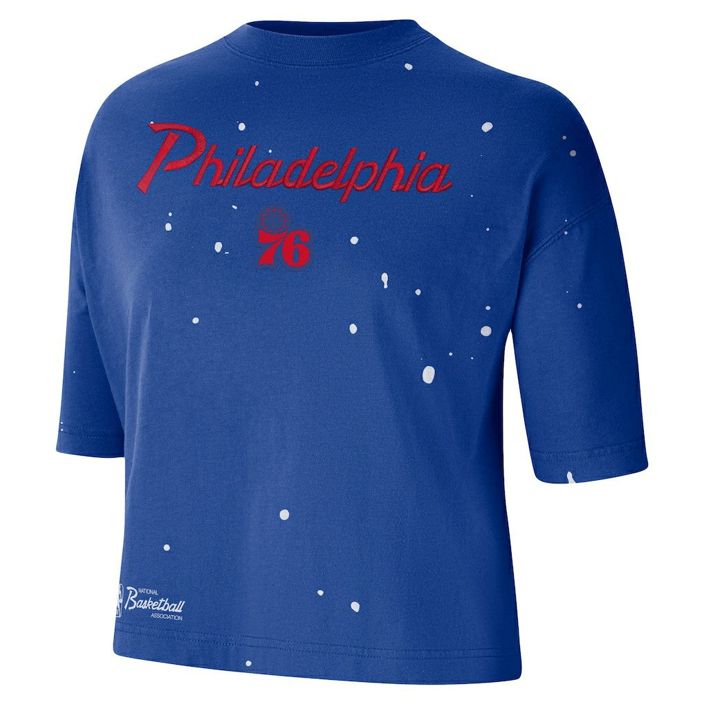 Philadelphia 76ers Women's Courtside Splatter Cropped T-Shirt Royal