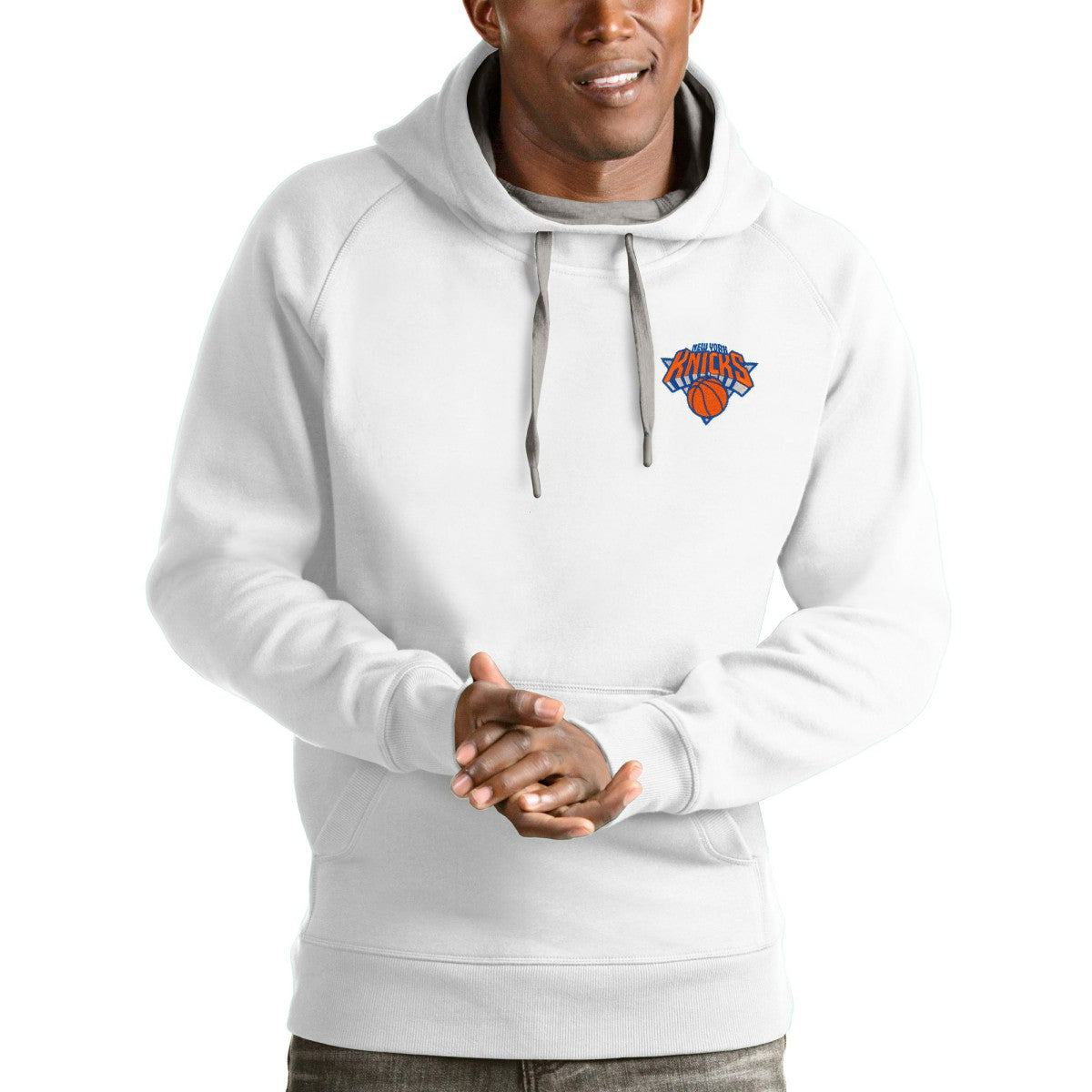 New York Knicks Antigua Victory Pullover Hoodie White